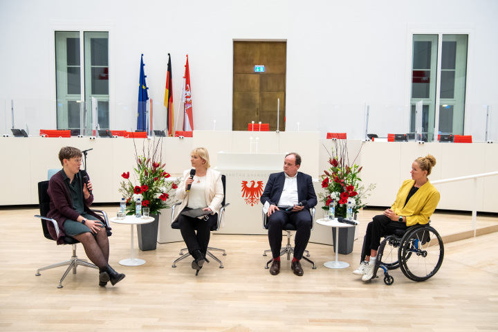 Podiumsdiskussion, v. l. n. r.: stellv. Vorsitzende des Landesjugendrings Brandenburg e. V. Annekatrin Friedrich, Landtagspräsidentin Prof. Dr. Ulrike Liedtke, Vorsitzender der Gesellschaft für christlich-jüdische Zusammenarbeit Potsdam Tobias Barniske und Paralympionikin Verena Schott