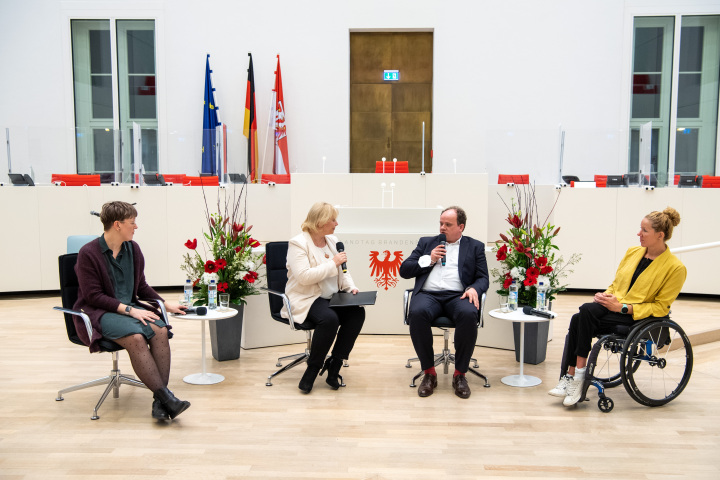 Podiumsdiskussion, v. l. n. r.: stellv. Vorsitzende des Landesjugendrings Brandenburg e. V. Annekatrin Friedrich, Landtagspräsidentin Prof. Dr. Ulrike Liedtke, Vorsitzender der Gesellschaft für christlich-jüdische Zusammenarbeit Potsdam Tobias Barniske und Paralympionikin Verena Schott