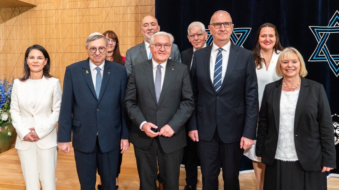 Gäste bei der feierlichen Zeremonie zur Einweihung des Synagogenzentrums Potsdam, (v. l. n. r.) Außenministerin Annalena Baerbock, Abraham Lehrer (Präsident der Zentralwohlfahrtsstelle der Juden in Deutschland (ZWST), Finanzministerin Katrin Lange, S. E. Ron Prosor, israelischer Botschafter, Bundespräsident Frank-Walter Steinmeier, Josef Schuster, Präsident des Zentralrates der Juden, Ministerpräsident Dr. Dietmar Woidke, Kulturministerin Manja Schüle, Landtagspräsidentin Prof. Dr. Ulrike Liedtke