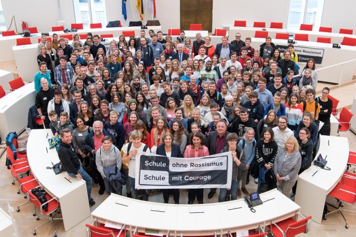 Gruppenfoto der Teilnehmerinnen und Teilnehmer am Landestreffen der „Schulen ohne Rassismus – Schulen mit Courage“. 