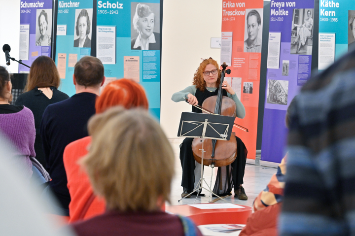 Musikalischer Auftakt zur Ausstellungseröffnung durch die Musikerin Regine Daniels-Stoll