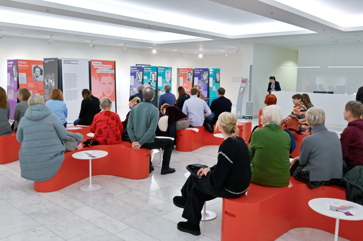 Blick ins Foyer zu Beginn der Ausstellungseröffnung