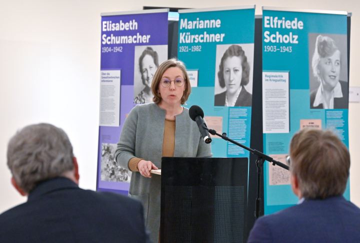 Einführung in die Ausstellung durch die Leiterin der Gedenkstätte Deutscher Widerstand Dr. Julia Spohr