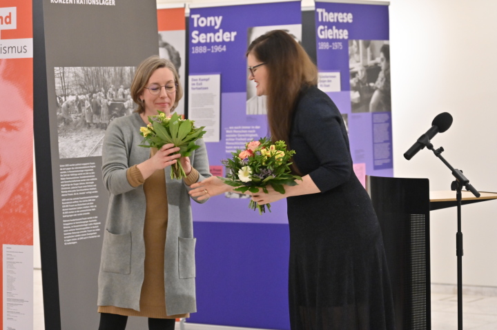 Landtagsvizepräsidentin Dr. Jouleen Gruhn (r.) bedankt sich bei der Leiterin der Gedenkstätte Deutscher Widerstand Dr. Julia Spohr (l.)  für die Einführung in die Ausstellung.