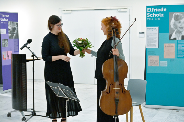 Landtagsvizepräsidentin Dr. Jouleen Gruhn (l.) bedankt sich bei der bei der Musikerin Regine Daniels-Stoll für die musikalische Umrahmung der Ausstellungseröffnung.