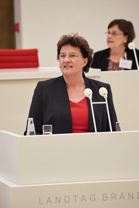 Begrüßung und Einführung der Landtagspräsidentin Britta Stark.