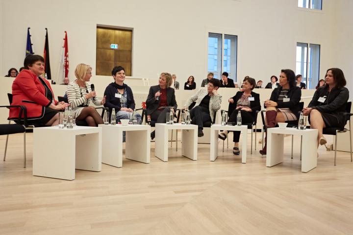 Diskussion Prof. Süssmuth, den frauenpolitischen Sprecherinnen der Fraktionen und der Gruppe sowie der Sprecherin des frauenpolitischen Rats.