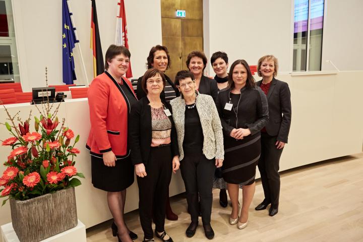 V. l. n. r.: Iris Schülzke (BVB/FREIE WÄHLER), Ursula Nonnemacher (BÜNDNIS 90/DIE GRÜNEN), Kristy Augustin (CDU), Prof. Dr. Rita Süssmuth, Landtagspräsidentin Britta Stark, Diana Bader (DIE LINKE), Sprecherin des frauenpolitischen Rats Anja Schmollak und Moderatorin Sabine Dahl.