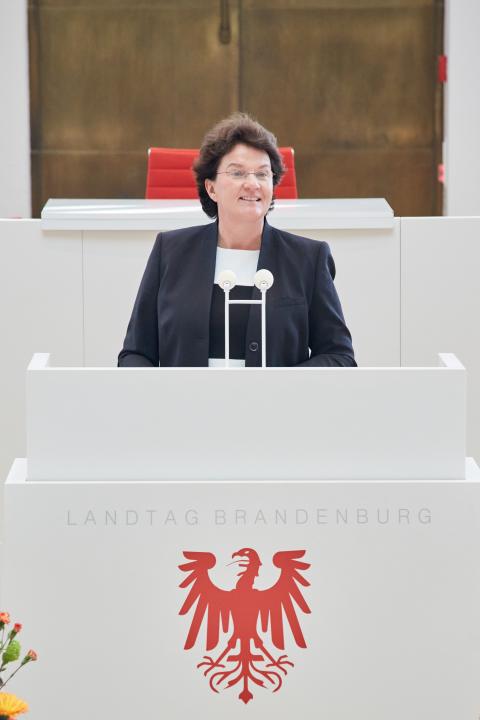 Grußwort der Landtagspräsidentin Britta Stark.