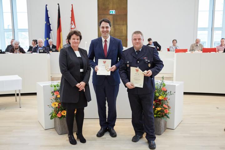 V. l. n. r.: Die Landtagspräsidentin Britta Stark mit den Preisträgern Matthias Brasching und Thomas Bielicke.