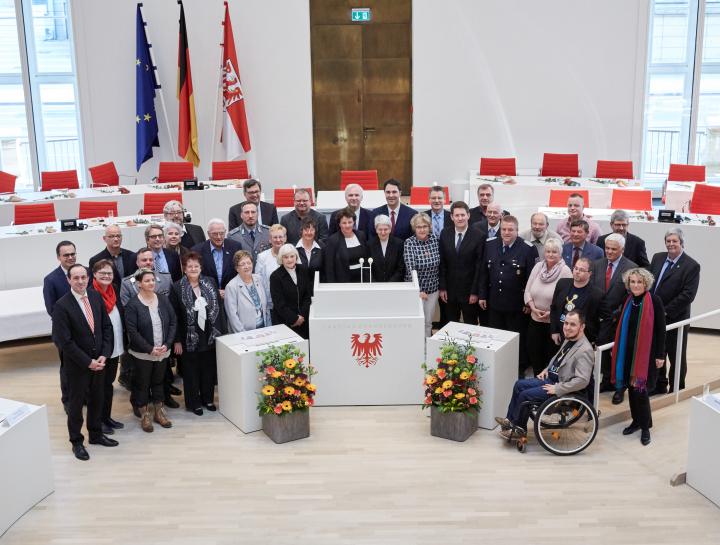 Gruppenbild der Landtagsabgeordneten mit den Trägerinnen und Trägern der Landtagsmedaille.