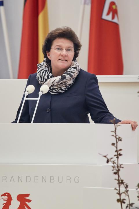 Begrüßung der Landtagspräsidentin Britta Stark.