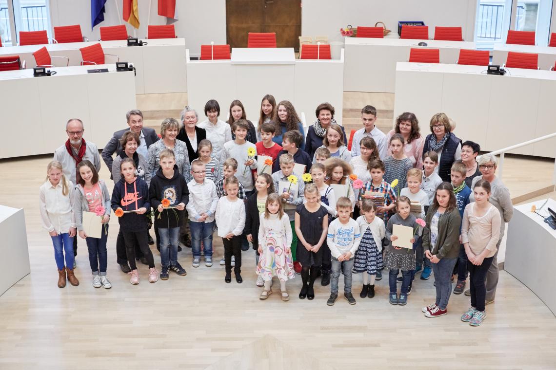 Gruppenfoto der Brandenburger Preisträgerinnen und Preisträger des 64. Europäischen Wettbewerbs