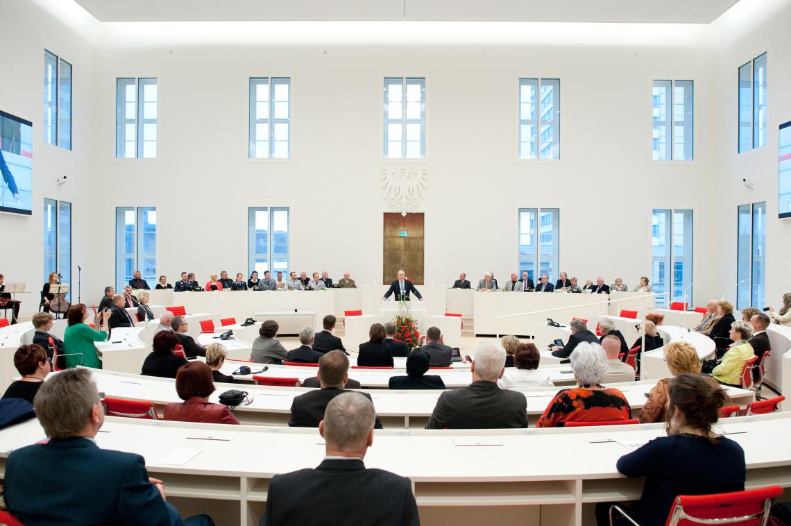 Die Übergabe der Ehrenmedaillien erfolgte im Rahmen einer Festveranstaltung im Plenarsaal des Brandenburger Landtages. 