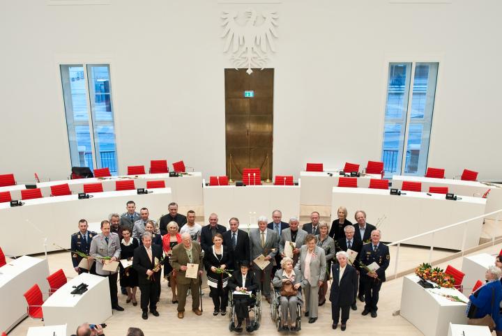 Die Trägerinnen und Träger der Ehrenmedaillie des Landtages Brandenburg.