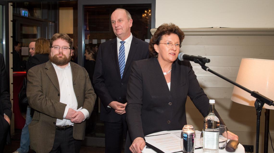 Begrüßung durch die Landtagspräsidentin Britta Stark gemeinsam mit dem Ministerpräsidenten Dr. Dietmar Woidke (m.) und dem Vorsitzenden der Landespressekonferenz Brandenburg e. V. Benjamin Lassiwe (l.)