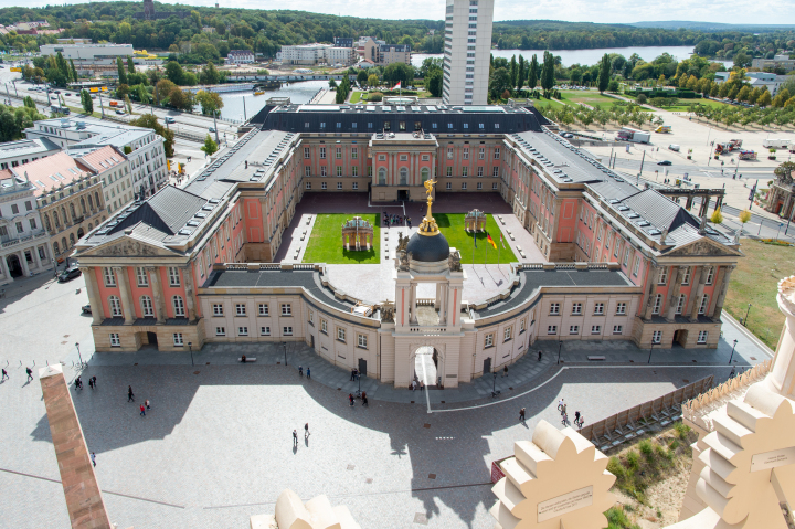 Blick auf das Landtagsgebäude von der Kuppel der St. Nikolaikirche, im Hintergrund Havel, Lustgarten und Hotel Mercure