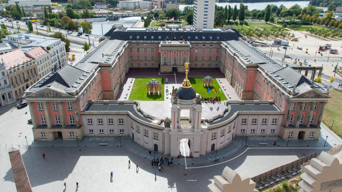 Blick auf das Landtagsgebäude von der Kuppel der St. Nikolaikirche, im Hintergrund Havel, Lustgarten und Hotel Mercure