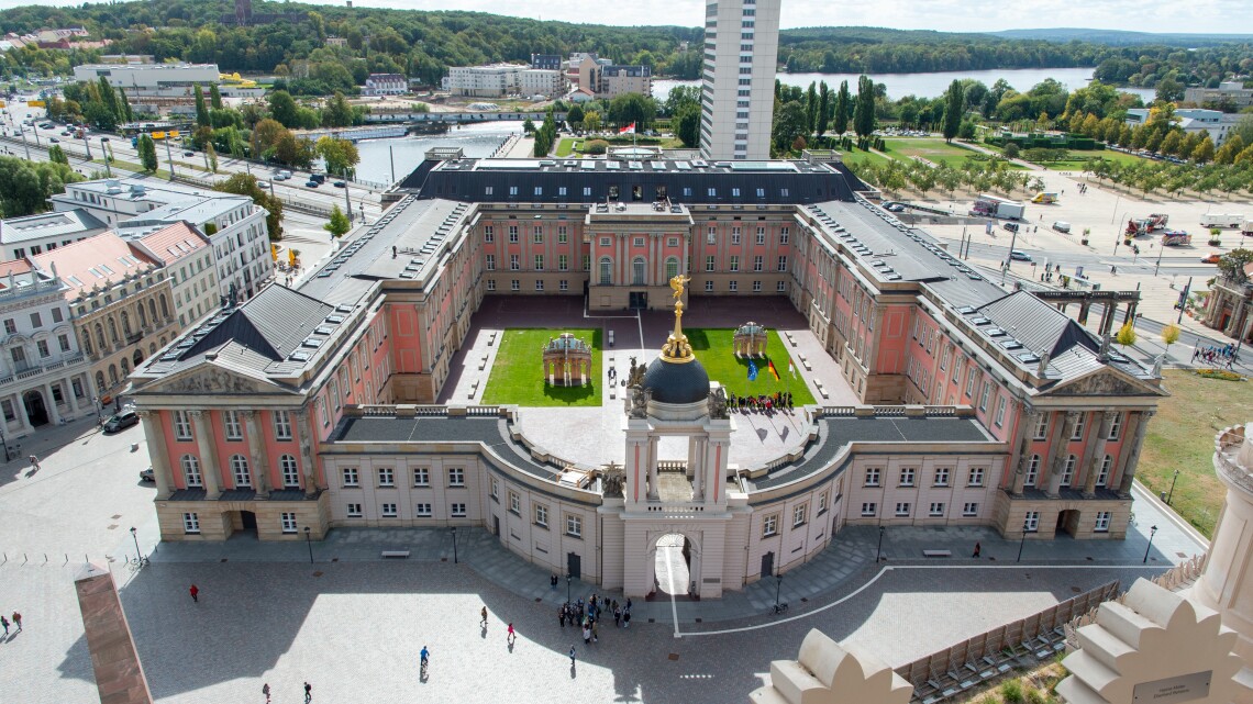 Blick auf das Landtagsgebäude von der Kuppel der St. Nikolaikirche, im Hintergrund Havel, Lustgarten und Hotel Mercure