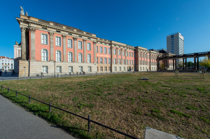 Steubenplatz und Ringerkolonnade an der Westseite des Landtagsgebäudes, im Hintergrund das markante Hotel Mercure