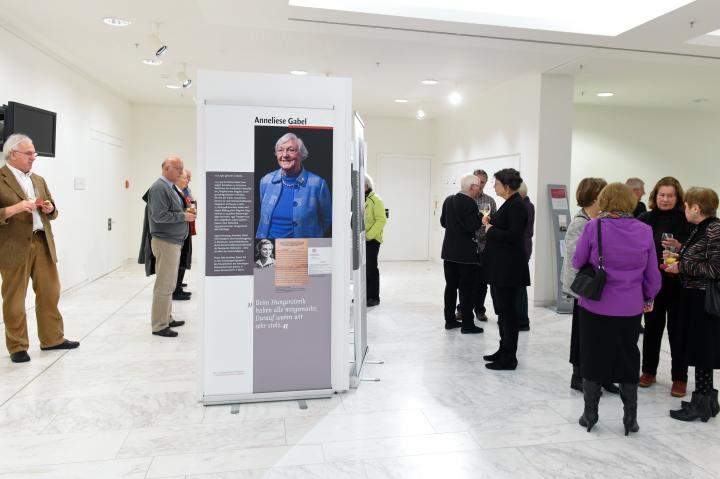 Blick in den Ausstellungsbereich nach der Ausstellungeröffnung.