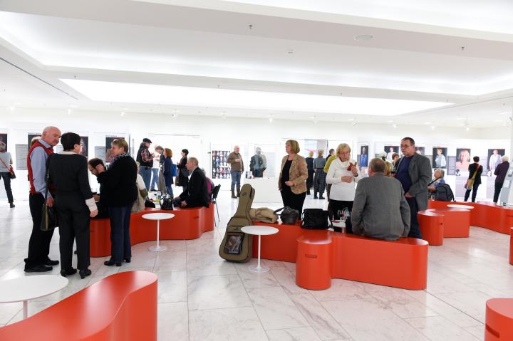 Blick in den Ausstellungsbereich nach der Ausstellungeröffnung.