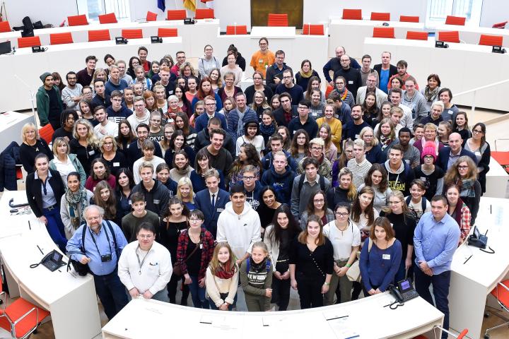 Gruppenfoto der Teilnehmerinnen und Teilnehmer am Landestreffen der „Schulen ohne Rassismus – Schulen mit Courage“.