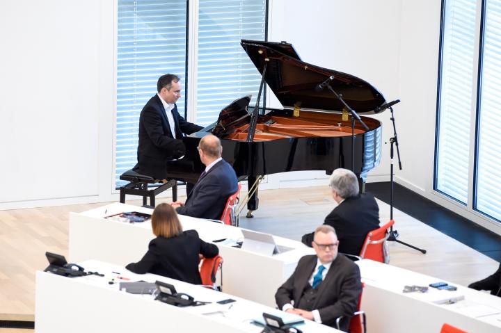 Musikalische Umrahmung der Gedenkfeier zum 75. Jahrestag der Befreiung vom Nationalsozialismus durch den Pianist Christian Seibert