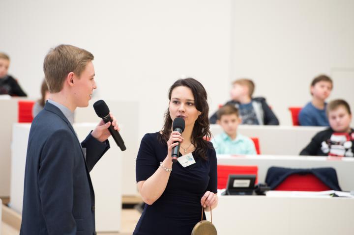 Moderation der Veranstaltung durch Bendix Lippe (l.) und Sharon Maple (r.).