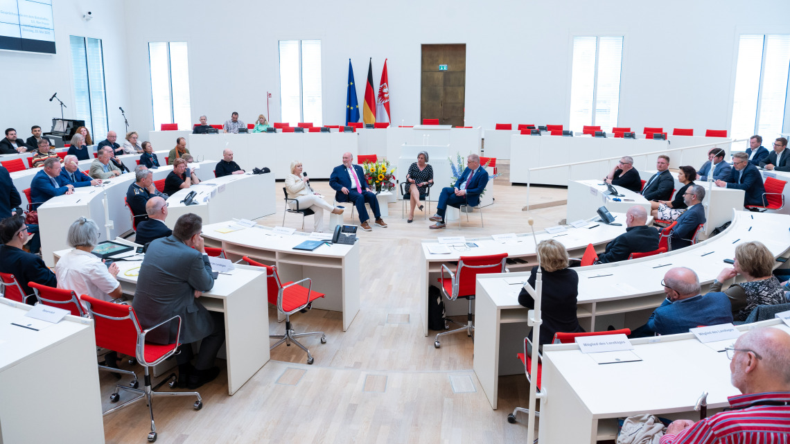 Blick in den Plenarsaal während der Gesprächsrunde, v. l. n. r.: Landtagspräsidentin Prof. Dr. Ulrike Liedtke, Botschafter des Staates Israel, S. E. Ron Prosor, Moderatorin und Landtagsvizepräsidentin a. D. Barbara Richstein sowie Antisemitismusbeauftragter des Landes Brandenburg Andreas Büttner