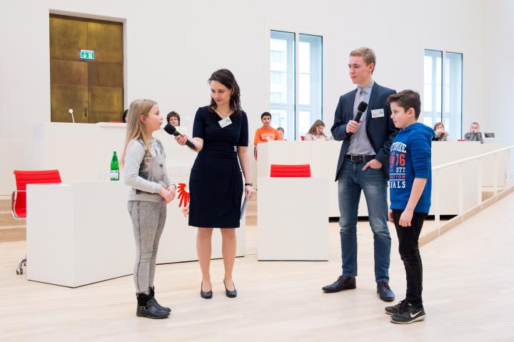 Impressionen der Kurzpräsentationen der Gruppen im Plenarsaal.