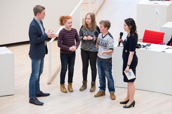 Impressionen der Kurzpräsentationen der Gruppen im Plenarsaal.