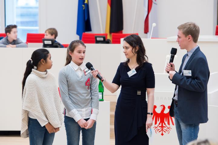 Impressionen der Kurzpräsentationen der Gruppen im Plenarsaal.