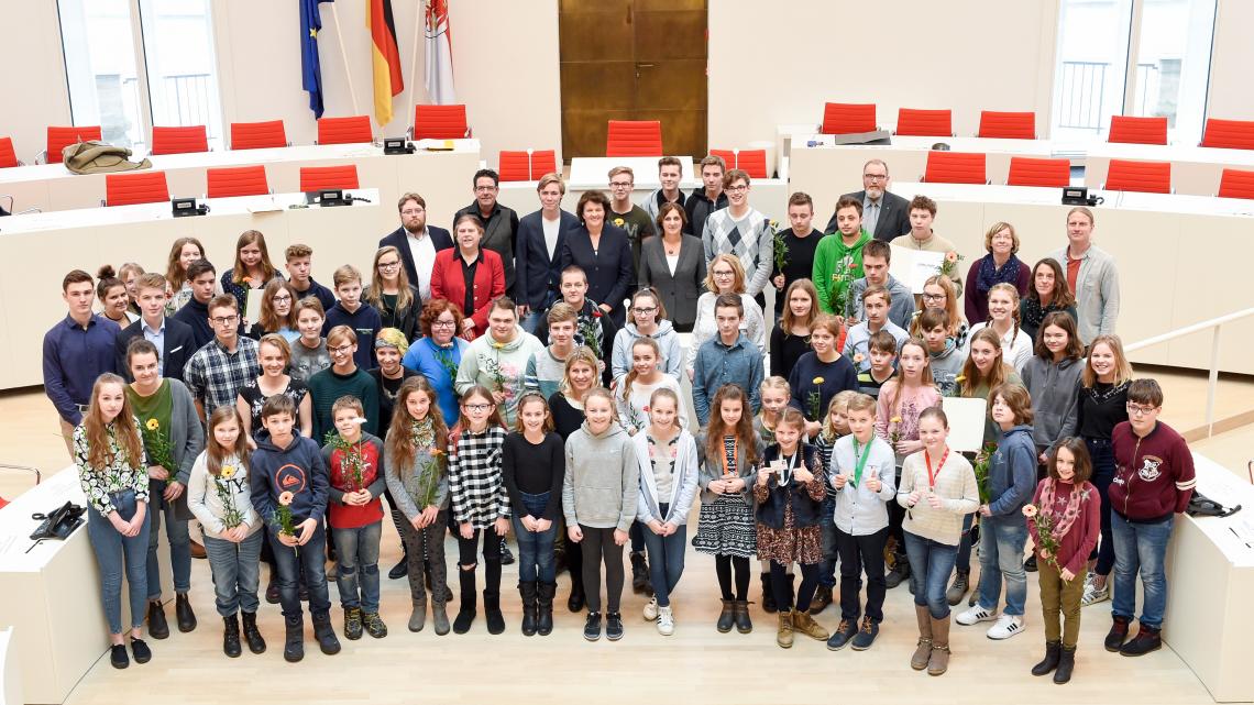 Gruppenfoto der Preisträgerinnen und Preisträger des Schülerzeitungswettbewerbes 2017/2018 im Landtag