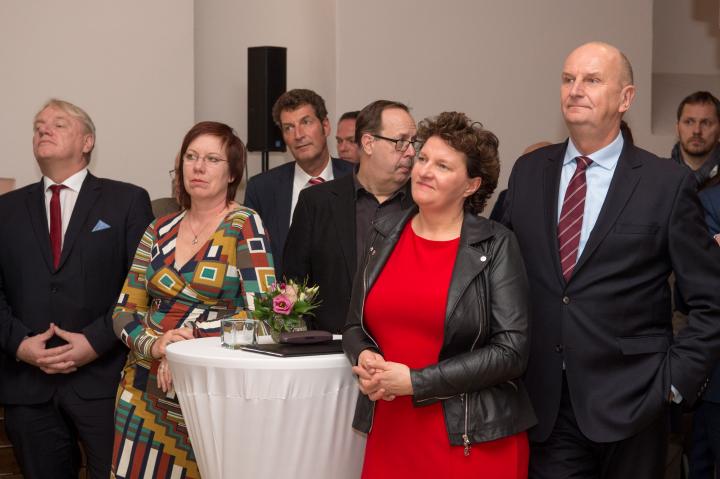 Landtagspräsidentin Britta Stark (2. v. r.) und Ministerpräsident Dr. Dietmar Woidke (1. v. r.) mit Gästen beim Neujahrsempfang