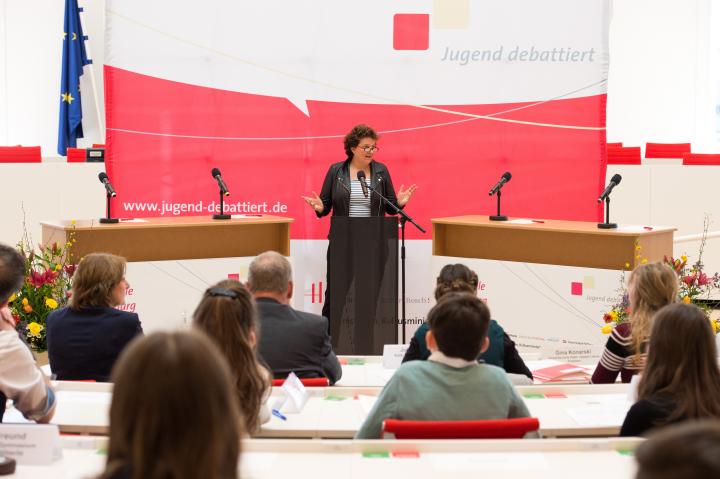 Landtagspräsidentin Britta Stark begrüßt die Jugendlichen zum Landesfinale „Jugend debattiert“ im Landtag