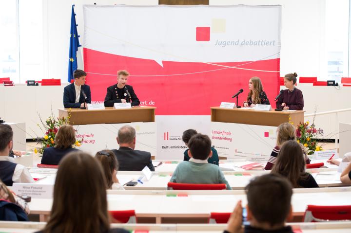 Finaldebatte in der Altersgruppe I: v. l. n. r. Moritz Herz, Till Daehnel, Clara Weber und Katharina Pregla