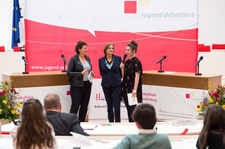 Podiumsgespräch mit der Landtagspräsidentin Britta Stark (l.) und der Ministerin für Bildung, Jugend und Sport Britta Ernst (m.) 