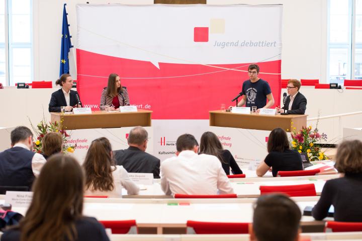 Finaldebatte in der Altersgruppe II: v. l. n. r. Benedikt Feit, Lina Vielhaber, Henrik Weiser und Julius Niewisch 