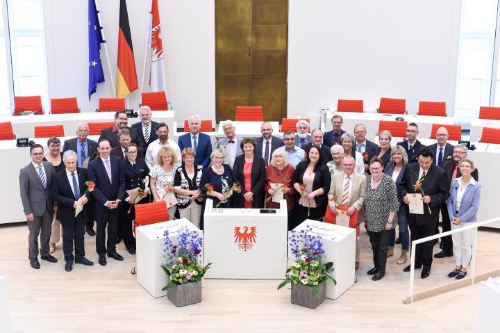 Gruppenbild der Landtagsabgeordneten mit den Trägerinnen und Trägern der Landtagsmedaille.