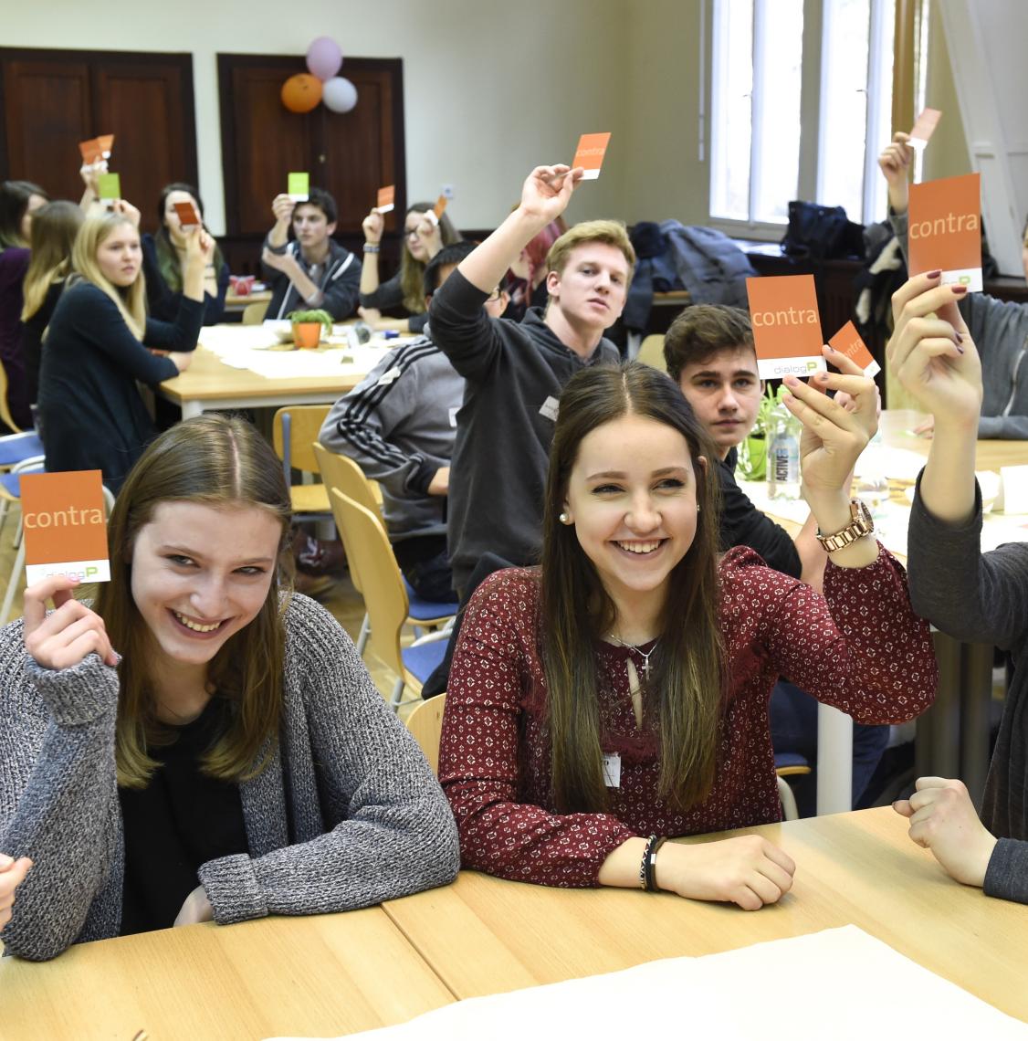 Schülerinnen und Schüler bei der Abstimmung am Ende der Veranstaltung