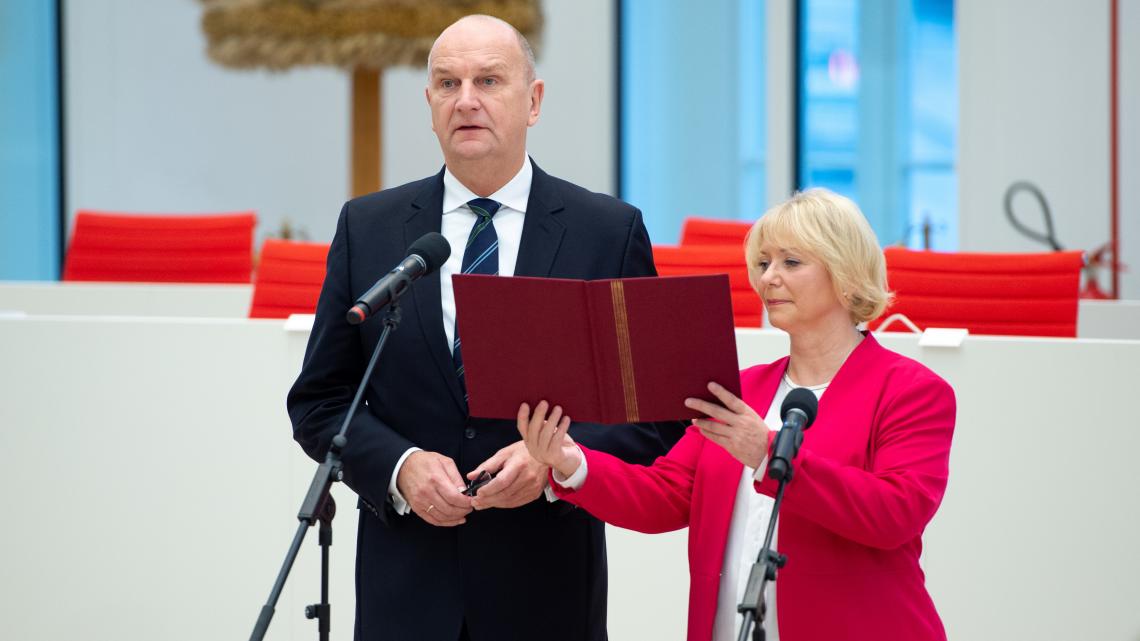 Landtagspräsidentin Prof. Dr. Ulrike Liedtke vereidigt den Ministerpräsidenten Dr. Dietmar Woidke