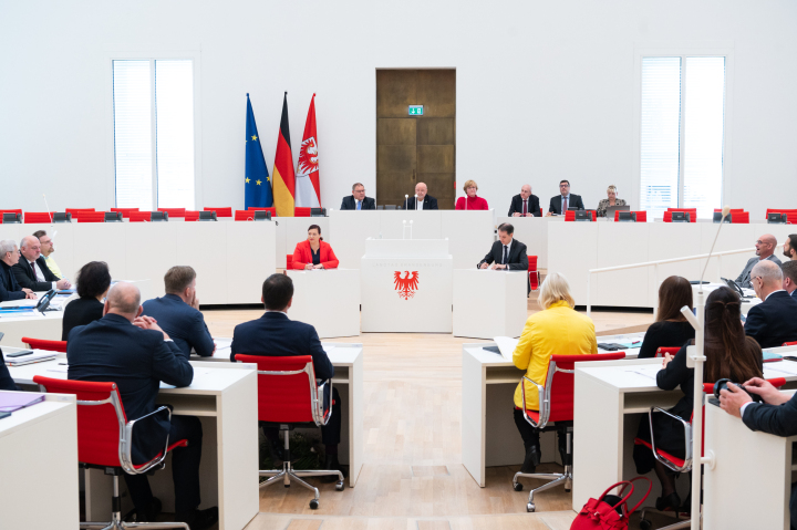 Blick in den Plenarsaal zu Beginn der konstituierenden Sitzung des 8. Landtages