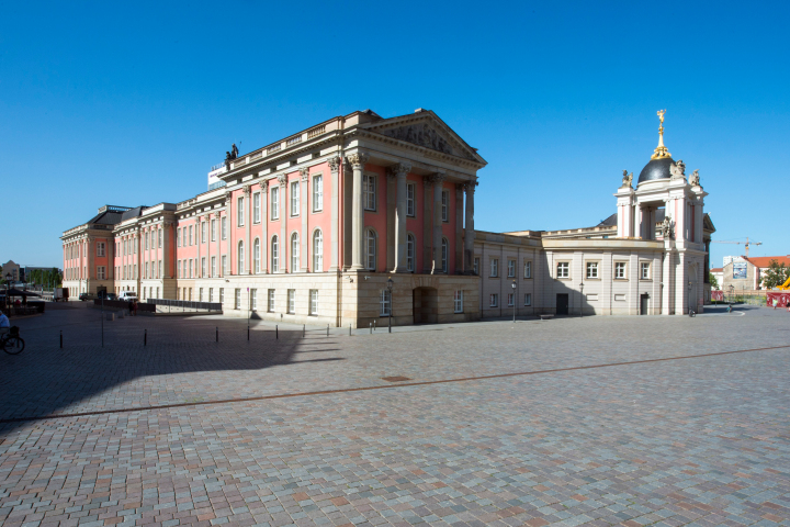 Blick über den Alten Markt von Nordosten, links die Ostseite des Landtagsgebäudes mit der Humboldtstraße