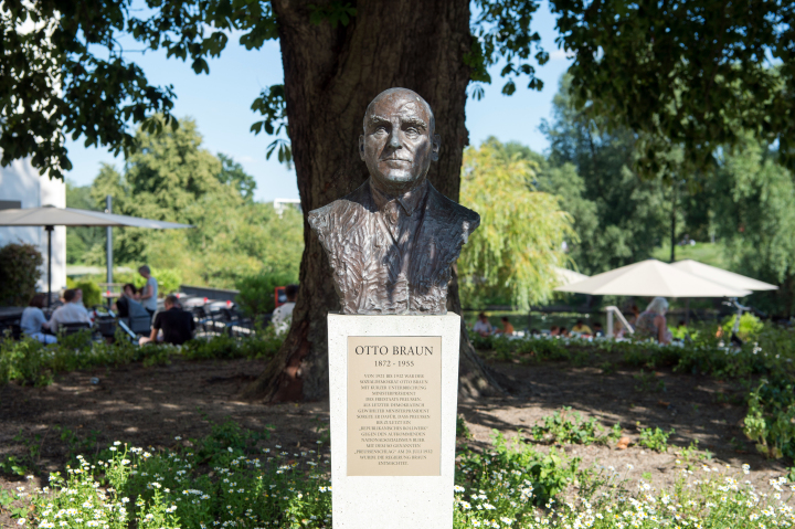 Büste mit Inschrift am Otto-Baun-Platz gegenüber der Ostseite des Landtagsgebäudes