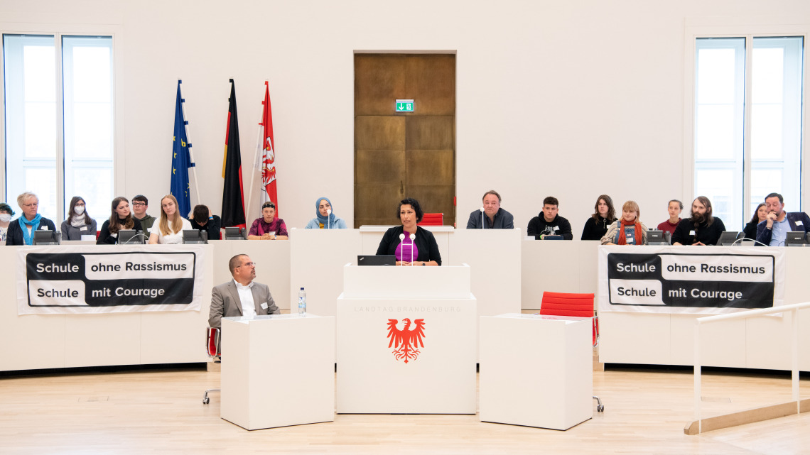 Die Vorsitzende des Ausschusses für Bildung, Jugend und Sport Kristy Augustin eröffnete die Veranstaltung im Plenarsaal des Landtages.