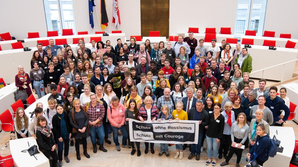 Gruppenfoto aller Teilnehmerinnen und Teilnehmer des 21. Landestreffens der „Schulen ohne Rassismus – Schulen mit Courage“ 2019