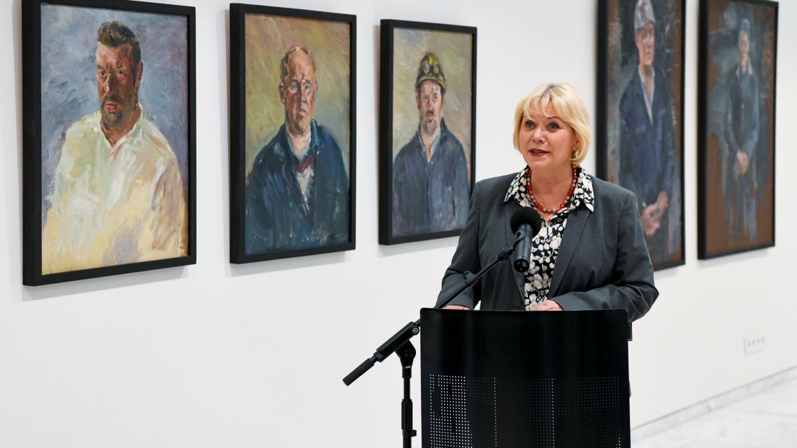 Landtagspräsidentin Prof. Dr. Ulrike Liedtke begrüßt zur Ausstellungseröffnung