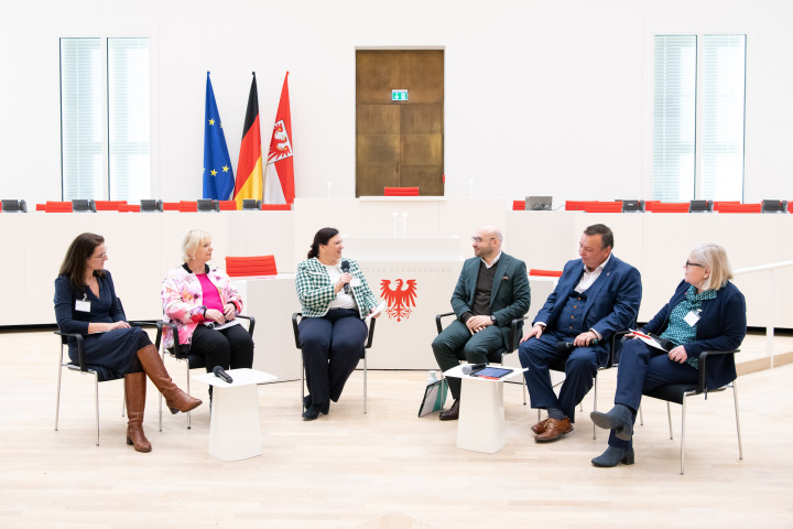 V.l.n.r.: Anita Kirsten (Landesbezirksvorsitzende der Gewerkschaft der Polizei); Landtagspräsidentin Prof. Dr. Ulrike Liedtke; Anja Soheam (Personalratsvorsitzende Landtagsverwaltung); René Wilke (Minister des Innern und für Kommunales); Sven Herzberger (Landrat Dahme-Spreewald); Katja Boll (Bezirksfachbereichverantwortliche Berlin ver.di) 