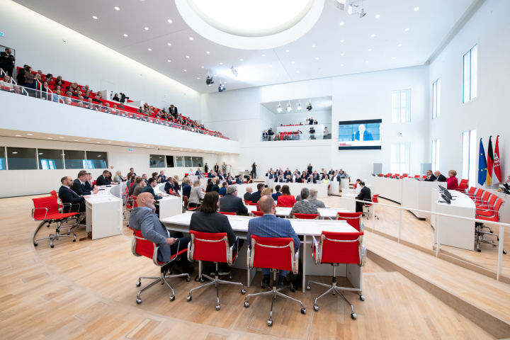Blick in den Plenarsaal zu Beginn der konstituierenden Sitzung des 8. Landtages